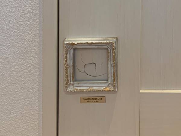 頭突きで家のドアに穴を開けた１歳半の息子　父親がとった行動とは