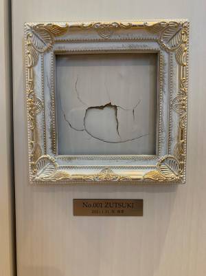 頭突きで家のドアに穴を開けた１歳半の息子　父親がとった行動とは