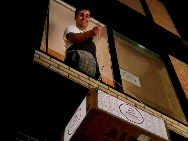 アパートの窓から何かを降ろす青年　人々が絶賛するその美味しい『中身』とは？