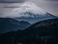 国内外から反響！　まるで水墨画のような富士山と芦ノ湖を収めた２枚の写真が美しい