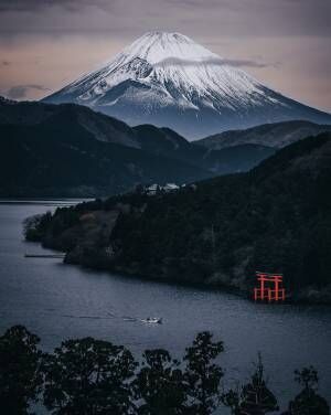 国内外から反響！　まるで水墨画のような富士山と芦ノ湖を収めた２枚の写真が美しい