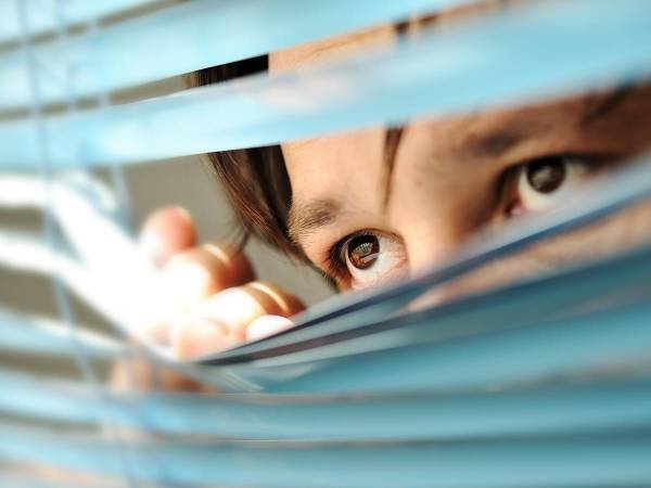 娘の部屋を怪しい男が覗き見していた！　母親がとった行動に警察もびっくり