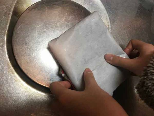 ごみの日はまだ先！そんな時ピザの箱はどうする？１分で箱を小さくする方法！