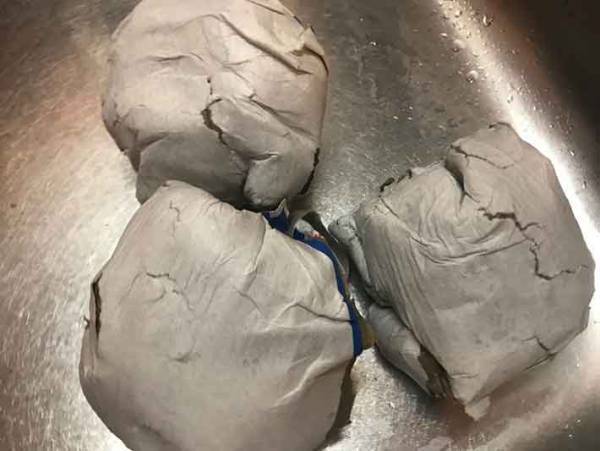 ごみの日はまだ先！そんな時ピザの箱はどうする？１分で箱を小さくする方法！