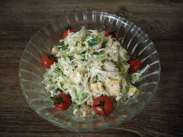 卵が入って彩りもキレイ あと一品という時にパパッと作れる『キャベツと豆苗の簡単サラダ』