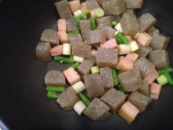 シーズニングのアレンジレシピ ヘルシーでカワイイ『こんにゃくとベーコンのコロコロ焼き』