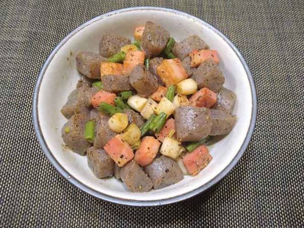 シーズニングのアレンジレシピ ヘルシーでカワイイ『こんにゃくとベーコンのコロコロ焼き』