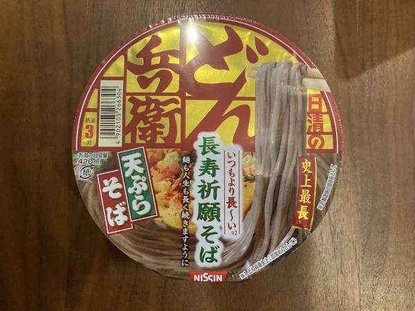 どん兵衛がまたやってくれた！長寿祈願そばの長い麺はどれだけ長いのか
