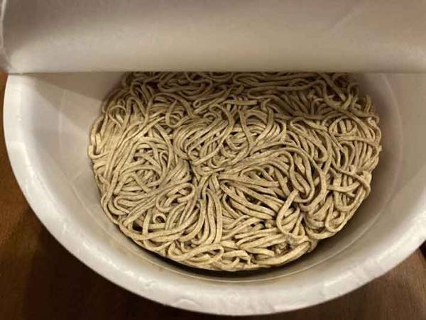 どん兵衛がまたやってくれた！長寿祈願そばの長い麺はどれだけ長いのか