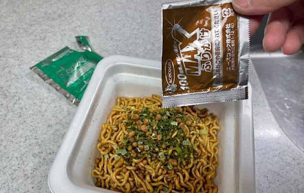 カップ焼そばに秘められた『縦読み』メッセージとは？　エースコックさんに聞いてみた