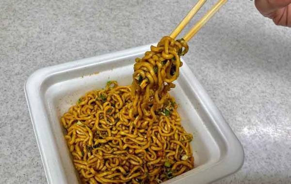 カップ焼そばに秘められた『縦読み』メッセージとは？　エースコックさんに聞いてみた