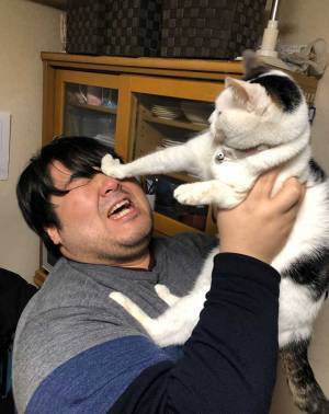 【全４枚】男性とのツーショットで見せた『猫たちの表情』に、爆笑！