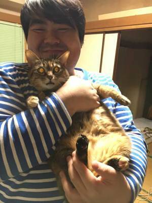 【全４枚】男性とのツーショットで見せた『猫たちの表情』に、爆笑！