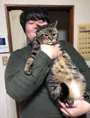 【全４枚】男性とのツーショットで見せた『猫たちの表情』に、爆笑！