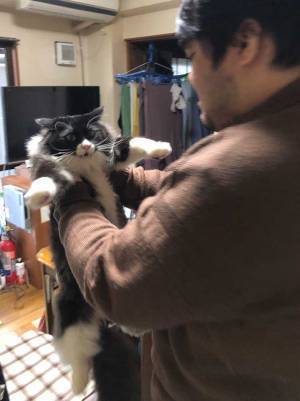 【全４枚】男性とのツーショットで見せた『猫たちの表情』に、爆笑！