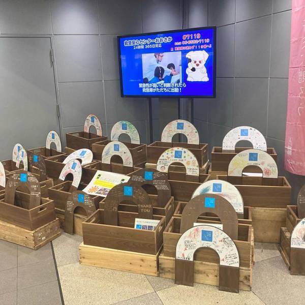 駅にあった大量の空の鉢植え　貼り紙には「申し訳ございません」と書かれており…？