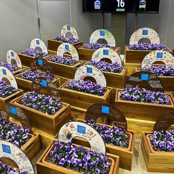 駅にあった大量の空の鉢植え　貼り紙には「申し訳ございません」と書かれており…？