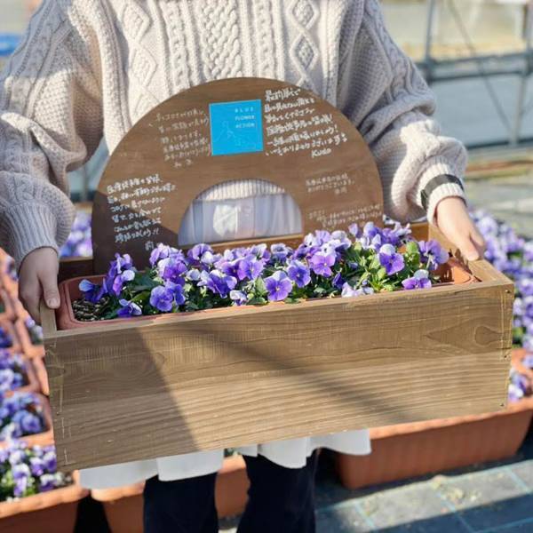 駅にあった大量の空の鉢植え　貼り紙には「申し訳ございません」と書かれており…？