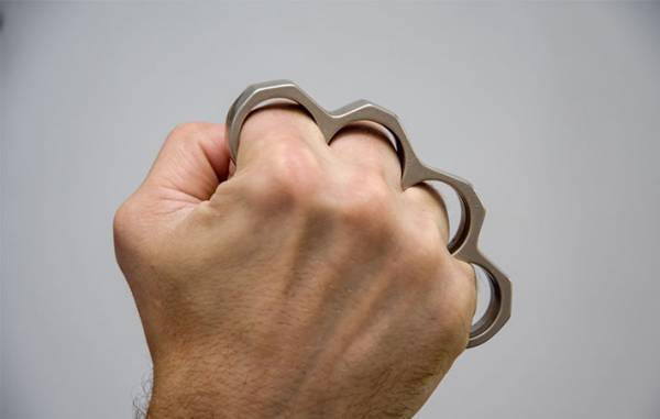 飼い主「猫をなでていたら…」　写真に９万人が『いいね』したワケ