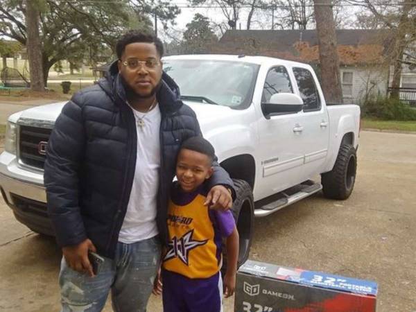 男の子の肩を抱く「通りがかりの」青年　この写真が２万件シェアされた理由とは？