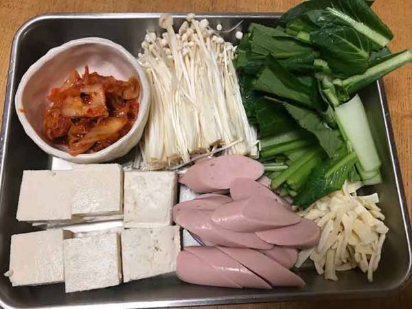 野菜たっぷりの鍋料理 ピリ辛のスープがやみつき！プデチゲの作り方