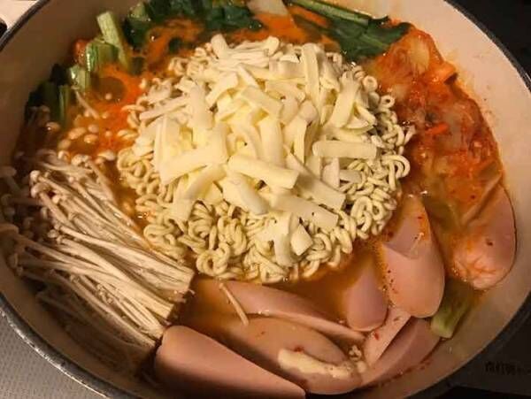 野菜たっぷりの鍋料理 ピリ辛のスープがやみつき！プデチゲの作り方