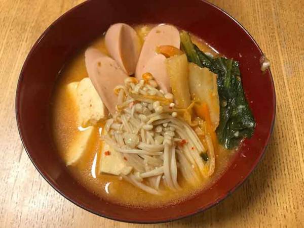 野菜たっぷりの鍋料理 ピリ辛のスープがやみつき！プデチゲの作り方