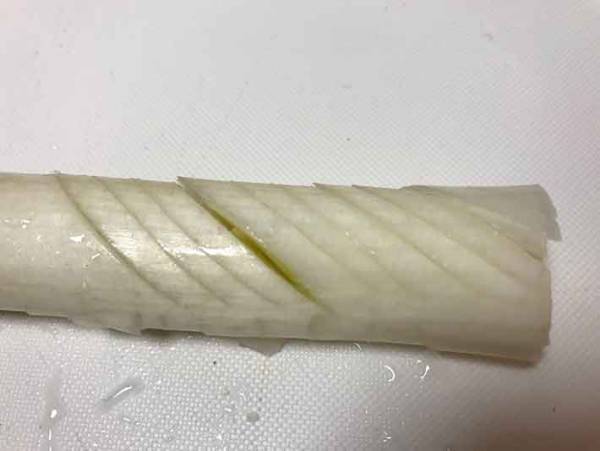目からウロコ！長ネギのみじん切りはこの方法だとキレイに切れます