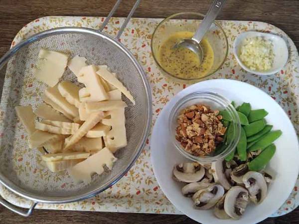 アーモンドが香ばしい 『たけのことマッシュルームのアーモンドソースあえ』のレシピはこちら