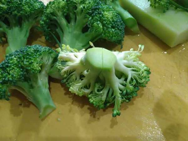 タンパク質もとれて見た目もキレイ 『くずし豆腐とブロッコリーのサラダ』のレシピをご紹介！