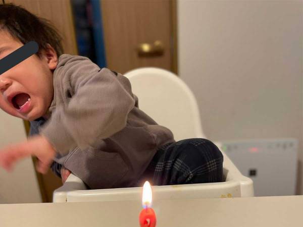 誕生日ケーキを見た子供を撮影した『１枚』が、まるでコント
