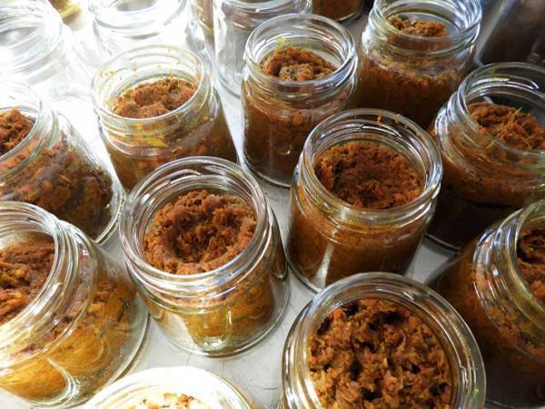 「もったいない」から生まれた商品　廃棄野菜を使ったカレーペーストが美味しそう！