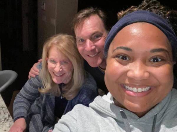 道路が凍結し、家に帰れなくなった配達員の女性　すると配達先の夫婦が？