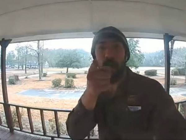 「これはひどいよ！」　防犯カメラに叫んだ荷物の配達員　理由に大笑い