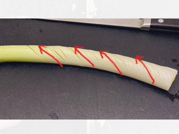 「今までの苦労はなんだったんだ…」　『長ねぎのみじん切り』の簡単な方法は？