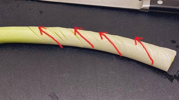 「今までの苦労はなんだったんだ…」　『長ねぎのみじん切り』の簡単な方法は？