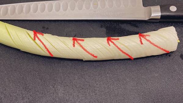 「今までの苦労はなんだったんだ…」　『長ねぎのみじん切り』の簡単な方法は？