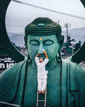 大仏の貴重なお身拭い姿！　しかしどこかシュールで…？【全２枚】