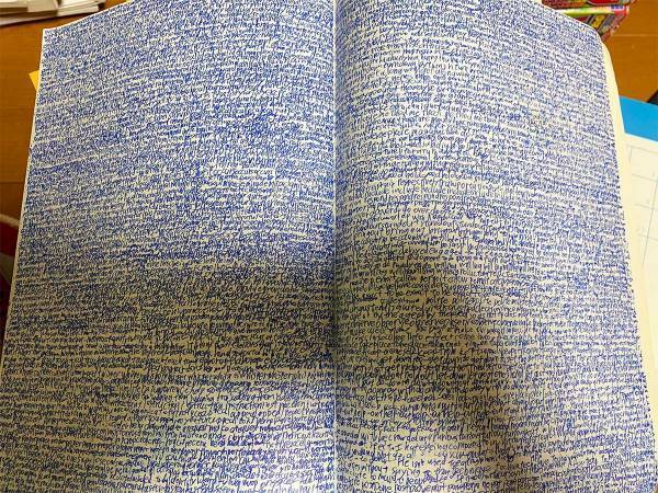 男性が掃除中に見つけた、高１のノートがこちら　「呪いかと思った」「これはエグい」