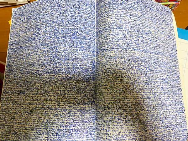 男性が掃除中に見つけた、高１のノートがこちら　「呪いかと思った」「これはエグい」