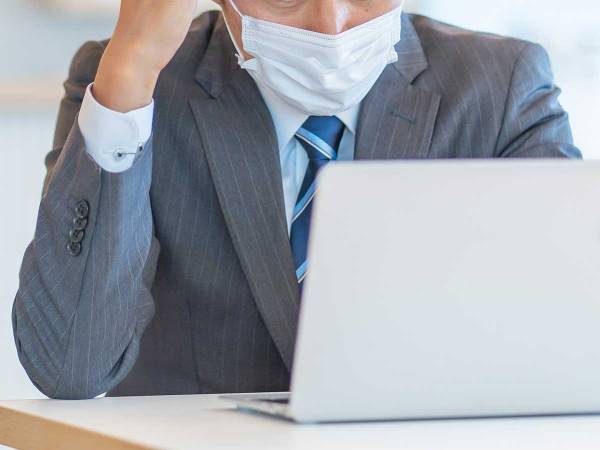 会社の席に貼り紙「休んだっていいじゃん」　その理由に、現代人から賛同の嵐