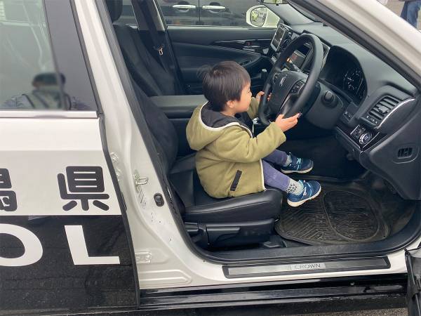 愛車を当て逃げ警察に通報すると…？　息子に声をかけた警察官に称賛の声