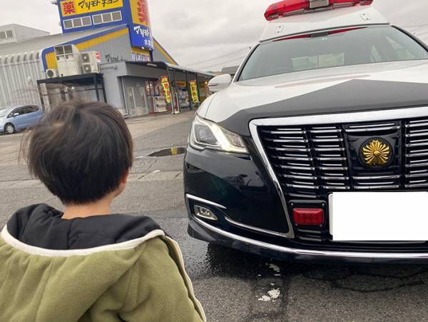 愛車を当て逃げ警察に通報すると…？　息子に声をかけた警察官に称賛の声