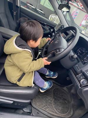 愛車を当て逃げ警察に通報すると…？　息子に声をかけた警察官に称賛の声