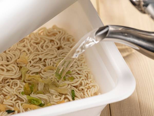 カップ麺のフタを固定する方法　「意外と知らない人が多いんだな」の声