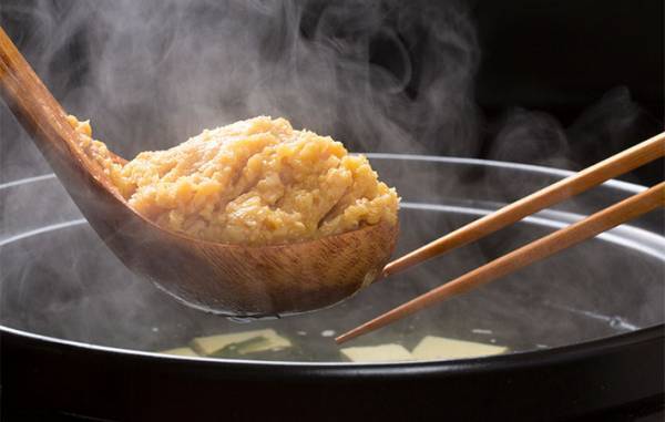こし器を使わず、味噌を簡単に溶かす方法とは？　「知らなかった」「コレはいい方法」