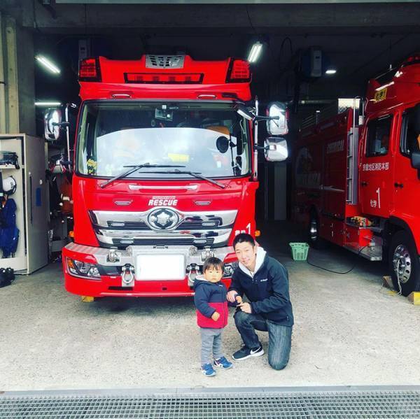 消防車を見ていた男の子　１人の消防士が気付くと…？