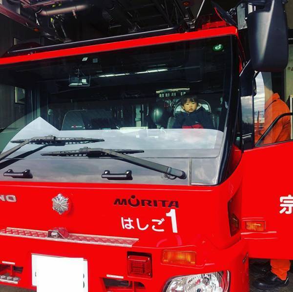 消防車を見ていた男の子　１人の消防士が気付くと…？