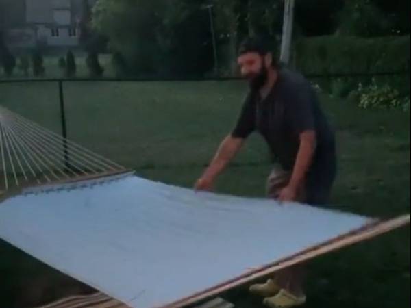 ハンモックでリラックスしようとした男性　しかしまったくくつろげない展開に？