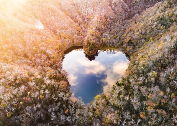 思わずうっとりしてしまう…　ドローンで撮った北海道、よく見ると湖の形が？